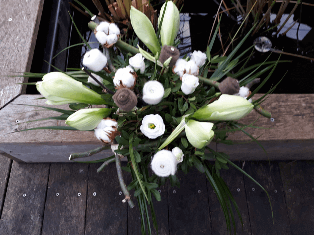 Composition tout en douceur, faite de fleurs de coton et de marshmallows en feutrine, dans un dégradé de blanc; accompagné de feuillage de pistachier lentisque