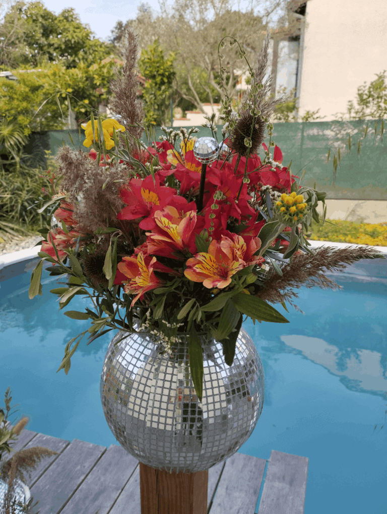 Les Compos de Pauline : compositions florales dans une gosse boule disco
